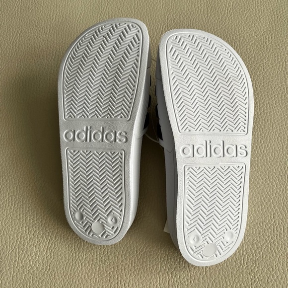 NWT - Adidas Sandals - Junior Size 4 / Women Size 5.5 - Picture 2 of 3